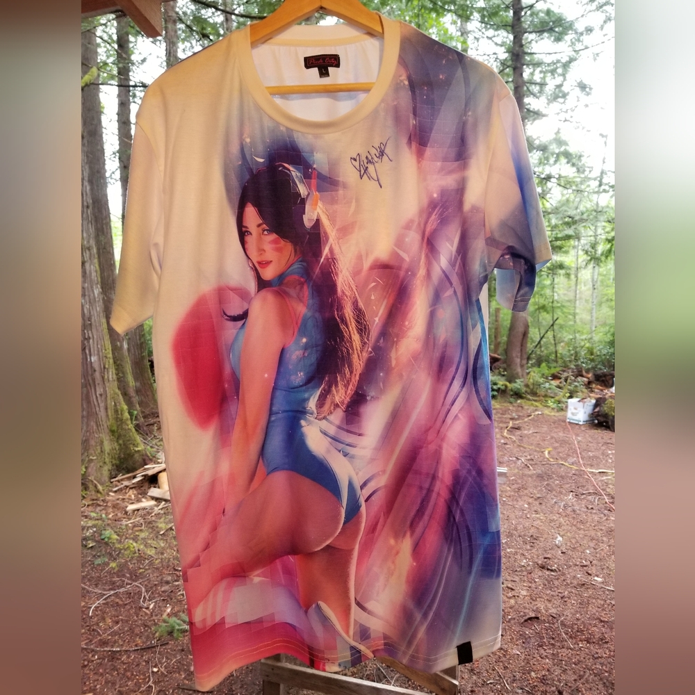 Pink City Graphic T Shirt Large Fan Expo Vancouver Street Fighter Holly Wolf